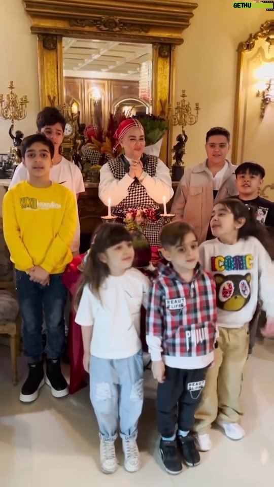 Bahare Rahnama Instagram - بیایم امسال قول بدیم بهم بعنوان والدین بهیچ وجه: #در_حضور_بچه_ها_مشاجره_نکنیم شعار امسال محصولات ارژنگ حامی کودکان مستعد مناطق محروم همین هشتک بالاست. فرزندان ما آینه تمام نمای فردای ایرانند، و برای رشد و نبوغ نیاز،به آرامش دارند.... با تشکر از رستوران زیبای فخر تهران و پرستل و بچه های عزیز این مجموعه. 🛍عیدانه ای فرهنگی و متفاوت به همراه محصولات ارژنگ 🌸 ✨نوروزتان به زیبایی طبیعت✨ ✨حال دلتان به رنگ بندی مداد رنگی✨ ✨لطافت زندگیتان به نرمی خمیر بازی✨ ✨لذت وجودتان به زیبایی گواش و آبرنگ✨ نوروز مبارک 🎉🎊 سال خوبی برای همه ملت ایران بخصوص کودکانمان برایتان آرزومندم 🎨💜