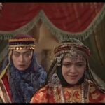 Bahare Rahnama Instagram – عکسی که میبینید مربوط به ۲۳ سال پیش و سریال ” روشن تر از خاموشی ” است که من نقش سوگلی شاه عباس صفوی و خانم فریماه  فرجامی نقش همسر اول شاه را بازی می کردند . یادم هست در سکانسی از فیلم، قرار بود من سیلی به صورت زن اول شاه بزنم ،سیلی به صورت زیبای ” فریماه فرجامی “،بماند و او چقدر بزرگوارانه در ثبت این پلان کمکم کرد …در آن سریال  بازیگران عزیز و محترم زیادی حضور داشتند و من هنوز دردهه اول فعالیت بازیگریم بودم ،چقد مهر و محبت و یادگیری های ” فریماه فرجامی “برای من مایه مباهات و دلگرمی بود ،زنی که ذره ای حسادت ،ذره ای زنانگی منفی،ذره ای نگاه از بالا به هیچکس نداشت و همیشه کودکی از درونش با آن چشم های زیبا به همه ،به همه لبخند می زد ‌.فریماه فرجامی زن بزرگی بود ،درک محضر او مثل درک محضر خسروشکیبایی ،از افتخارات زندگی من است.بعضی آدم ها آنقدر بزرگ اند که همین که در دوره آن ها زندگی میکنی و می آموزی و خداوند در مسیرشان قرارت می دهد جای شکر دارد .زیبایی فریماه فرجامی از سال های دور در دانشکده هنرهای زیبا ورد زبان بزرگترهایی بود که بارها و بارها از آن ها شنیده بودم ،حتی اینکه آدم ها برای دیدن زیبایی او به دانشکده هنرهای زیبا میرفتند تا ا و را ببینند . 
زیبایی او زیبایی عجیبی بود ،یادم هست یکبار تعریف از مردی شنیدم که درباره زنی میگفت تو مثلثی از هوش ،زیبایی و مهربانی هستی و میگفت ضلع سوم این مثلث برای زن هایی که هوش و زیبایی دارند ،شکل نمی گیرد ،مهربانی گاهی با این دو خوب نمی سازد .اما فریماه فرجامی زنی بود که دقیقا این مثلث طلایی را در وجودش داشت .هوش ،زیبایی و مهربانی ،زببایی عجیبی که جنسی غیر زمینی داشت و چشم هایی که به جرات می توانم بگویم نمی توانستی طولانی به عمقشان نگاه کنی .فریماه فرجامی زنی بود که روح بزرگی داشت،همینطور که اکنون دارم درباره او حرف میزنم که میدانم میان آسمان هاست و رهاتر از جسم زمینی که سال های آخر بسیار برایش قفس شده بود .همینطور که به او فکر میکنم ،خسرو شکیبایی جلو نظرم می آید و احساس میکنم که خسروشکیبایی چه مهمان عزیزی برایش رفته است .حتما آن ها در جهانی دیگر ،همدیگر را ملاقات خواهند کرد،روح های بزرگی که در مورد هر دویشان به جرات می گویم که زندگی زمینی برایشان کار آسانی نبود ،شاید برای همین نمی توانستند آنطور که باید مراقب خودشان باشند ،شاید برای اینکه اصلا از جنس زمین نبودند . فریماه فرجامی برای من بانویی است سرشار از زیبایی، مهر،شگفتی و جاودانگی و عشق..
#عشق_هرگز_نمیمیرد_سفر_فریماه_فرجامی#ایران#تسلیت#بازیگری