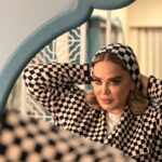 Bahare Rahnama Instagram - همکاری با ایوب آقاخانی ‌ در یاقوت سومین همکاری ما بود یکبار من برای ایشان و یکبار هردو برای استاد هادی مرزبان بازی کردیم اما این تجربه جهان جدیدی از دوستی و همکاری و کشف یکدیگر را بر ما گشود.... پی نوشت:این نقش را از اولین جمله برای ایوب آقاخانی نوشتم ، در روزهایی که نه از خودش و نه از،برنامه کاری اش خبر داشتم .... و خوشحالم که سال هاست از،دریچه درستش مرا میبیند و در جهان کوچک من از،بزرگترین هاست... #شناخت#دوستی#کار#یاقوت#رفاقت#ایوب_آقاخانی #بهاره_رهنما