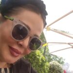 Bahare Rahnama Instagram – تابستان برای من فصل عجیبی است شاید حضور آب و آتش انقدر خاطره هایش را چسبناکتر میکند، شاید حضور لحظه های خوب بچگی و تعطیلی و سفر های خانوادگی و قایم موشک بازی با بچه های بن بست فارس خیابان ظفر آرش شرقی…
از این کوچه خیلی نوشته ام در کتاب مجموعه یادداشت های شخصی ام “ماه هفت شب”نشر نگاه ….
بماند که خیلی از این هم دوره ای های قدیمی را کرونا برد ….
ومن هر تابستان ازآن کوچه که رد میشوم دختر موبلند بافته ای را پشت سه چرخه ای قرمز میبینم که گیس های نازک بافته اش هنوز هم با باد میرقصد…
بخشی از من در تابستان های آن محل و بخشی به دلایلی بس جادویی و عجیب در تابستان گذشته جامانده بخش اولش را بیشتر دوست دارم…
پی نوشت: اعتراف میکنم که من هیچ وقت دوچرخه سواری یاد نگرفتم:)
تابستان مبارک…
#بهاره_رهنما#تابستان#نوستالژی#خاطرات# کودکی
…