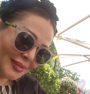Bahare Rahnama Instagram - تابستان برای من فصل عجیبی است شاید حضور آب و آتش انقدر خاطره هایش را چسبناکتر میکند، شاید حضور لحظه های خوب بچگی و تعطیلی و سفر های خانوادگی و قایم موشک بازی با بچه های بن بست فارس خیابان ظفر آرش شرقی... از این کوچه خیلی نوشته ام در کتاب مجموعه یادداشت های شخصی ام 