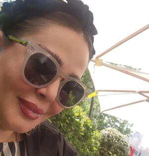 Bahare Rahnama Instagram - تابستان برای من فصل عجیبی است شاید حضور آب و آتش انقدر خاطره هایش را چسبناکتر میکند، شاید حضور لحظه های خوب بچگی و تعطیلی و سفر های خانوادگی و قایم موشک بازی با بچه های بن بست فارس خیابان ظفر آرش شرقی...
از این کوچه خیلی نوشته ام در کتاب مجموعه یادداشت های شخصی ام "ماه هفت شب"نشر نگاه ....
بماند که خیلی از این هم دوره ای های قدیمی  را کرونا برد ....
ومن هر تابستان ازآن کوچه که رد میشوم دختر موبلند بافته ای را پشت سه چرخه ای قرمز میبینم که گیس های نازک بافته اش هنوز هم با باد میرقصد...
بخشی از من در تابستان های آن محل و بخشی به دلایلی بس جادویی و عجیب در تابستان گذشته جامانده بخش اولش را بیشتر دوست دارم...
پی نوشت: اعتراف میکنم که من هیچ وقت دوچرخه سواری یاد نگرفتم:)
تابستان مبارک...
#بهاره_رهنما#تابستان#نوستالژی#خاطرات# کودکی
...