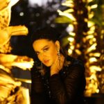 Bahare Rahnama Instagram - نیمی آتشم نیمی باران اما بارانم، آتشم را خاموش نمی‌کند... • رسول‌ یونان یکسال دیگر هم گذشت .... و خوب میدانم پیروزی من وقتی است که این آتش و باران هر دو سرکش وجودم بالاخره باهم کنار بیایند ... اما درس هایی آموخته ام،درد هایی کشیده ام،و باز،خندیده ام و بلز هم با آغوشی باز پذیرای معجزات و تغییرات جهانم بوده ام و امسال اما ... با همه قلبم ایمان دارم که آرامشی از،جنس نور در راه این پختگی نوست... #بهاره_رهنما#آذر#متولد#آتش#باران Dubai...U.A.E