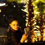 Bahare Rahnama Instagram - نیمی آتشم نیمی باران اما بارانم، آتشم را خاموش نمی‌کند... • رسول‌ یونان یکسال دیگر هم گذشت .... و خوب میدانم پیروزی من وقتی است که این آتش و باران هر دو سرکش وجودم بالاخره باهم کنار بیایند ... اما درس هایی آموخته ام،درد هایی کشیده ام،و باز،خندیده ام و بلز هم با آغوشی باز پذیرای معجزات و تغییرات جهانم بوده ام و امسال اما ... با همه قلبم ایمان دارم که آرامشی از،جنس نور در راه این پختگی نوست... #بهاره_رهنما#آذر#متولد#آتش#باران Dubai...U.A.E