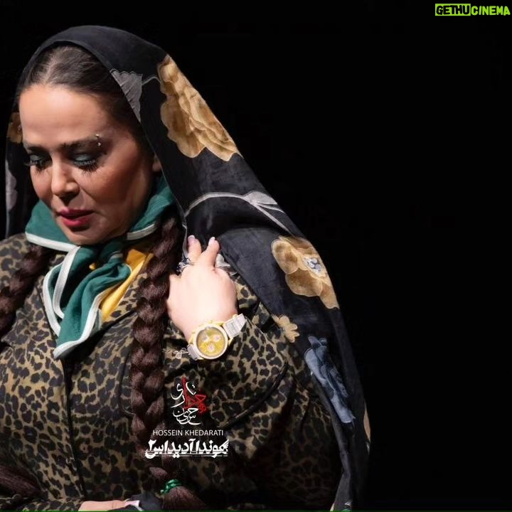 Bahare Rahnama Instagram - "هوندا آدیداس دو " کارگردان و تهیه کننده: اشکان درویشی مجری طدح: خیریه فرشته های بهشتی و مهشید خسروی با تشکر از،پردیس تیاتر شهرزاد هوندا آدیداس این بار : به روایت عکس های حسین خدراتی گریم:شادی قیصری.... پی نوشت:افتخار میکنم که از شروع هر شب با سالن لبریز از تماشاچی پر شور نمایش اجرا رفتیم و از،بچه تا کهنسال همه شاد از،سالن میرن بیرون،خدایا شکرت،بچه ها تشکر.... لینک خرید رو در استوری میگذارم...