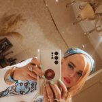 Bahare Rahnama Instagram - تو دقایق اخر سال ازتون یک خواهش،دارم امشب که از،دورهمی اومدین یا اگر مهمون دارین بعداینکه مهموناتون رفتن،قبل خواب برید توی اتاقتون اخه داره سال نو میشه باید عذرخواهی کنیم ... کینه ها رو از،دلمون بشوریم .... اما نه با تلفن! با آینه ! درسته آینه، برو جلوی آینه مستقیم به چشمان نگاه کن و بگو: ازت عذر میخوام بابت هر بار که گذاشتم دلت رو بشکنن و قدرت رو ندونستم! منو ببخش برا وقت هایی که به بدنم و سلامتیم این نعمت بزرگ بی اهمیت بودم. منو ببخش برای وقت هایی که الکی هدر کردم . من ببخش برای تمام حرفای بیهوده ای که گداشتیم گوشای،قشنگمون بیهوده بشنون. منو ببخش برای تصویرهایی که نباید جلوی چشمای مهربونم میاوردم و آوردم. منو ببخش که همیشه یادم رفت تو مهمترین آدمی هستی که باید عاشقت باشم و بهت بگم ممنونتم قهرمان همیشه حاضر در آینه من ... #سلف_لاو#بخشش#عشق#زنان_مستقل#باهار_خانوم#من_ارزشمند#پاکسازی_درون#سال_نو#۱۴۰۳#نوروز Ceeport alloha💜