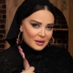 Bahare Rahnama Instagram - این شب ها که به فاصله پانزده دقیقه از،سالن حافظ خودم را به سالن شهرزاد می‌رسانم تا خودم را از،کلارای،پر امید به طناز،امید بر باد رفته تبدیل کنم بیشتر از،همیشه فکر میکنم به اینکه: درون ما زن های زیادی زیست میکنند... زن هایی که ندیده گرفتیمشان و در سایه اند... زن هایی که بیشتر بروزشان دادیم حتی،از،سر ناچاری یا ترس ..‌ زن هایی که قهرمانان بوده اند .... و زن هایی که گاه سر افکنده مان ساخته اند... بی،نقاب و تعارف که باشیم همه مان همه این آدم ها را در درونمان در برهه های ،مختلف زندگی زیست کرده ایم... اما عجیب و غم انگیز این است : در این سرزمین هرگز،بما یاد ندادند با زنی زندگی کنیم که با بودنش در وجودمان خوشحالیم ،همان زنی که شاید سالهاست در سایه پنهانش کرده ایم ...‌ بهاره رهنما پاییز۱۴۰۲ #پاییز#پرتره#خودشناسی#سایه#یونگ#سفر_قهرمانی#حال_این_روزهای_من#بهاره_رهنما#تیاتر