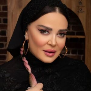 Bahare Rahnama Instagram - این شب ها که به فاصله پانزده دقیقه از،سالن حافظ خودم را به سالن شهرزاد می‌رسانم تا خودم را  از،کلارای،پر امید به طناز،امید بر باد رفته تبدیل کنم بیشتر از،همیشه فکر میکنم  به اینکه:

درون ما زن های زیادی زیست میکنند...
زن هایی که ندیده گرفتیمشان و در سایه اند...
زن هایی که بیشتر بروزشان دادیم حتی،از،سر ناچاری یا ترس ..‌
زن هایی که قهرمانان بوده اند ....
و زن هایی که گاه سر افکنده مان ساخته اند...
بی،نقاب و تعارف که باشیم همه مان همه این آدم ها را در درونمان در برهه های ،مختلف زندگی زیست کرده ایم...
اما عجیب و غم انگیز این است :
در این سرزمین هرگز،بما یاد ندادند با زنی زندگی کنیم که با بودنش در وجودمان خوشحالیم ،همان زنی که شاید سالهاست در سایه پنهانش کرده ایم ...‌
بهاره رهنما
پاییز۱۴۰۲

#پاییز#پرتره#خودشناسی#سایه#یونگ#سفر_قهرمانی#حال_این_روزهای_من#بهاره_رهنما#تیاتر