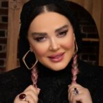 Bahare Rahnama Instagram - این شب ها که به فاصله پانزده دقیقه از،سالن حافظ خودم را به سالن شهرزاد می‌رسانم تا خودم را از،کلارای،پر امید به طناز،امید بر باد رفته تبدیل کنم بیشتر از،همیشه فکر میکنم به اینکه: درون ما زن های زیادی زیست میکنند... زن هایی که ندیده گرفتیمشان و در سایه اند... زن هایی که بیشتر بروزشان دادیم حتی،از،سر ناچاری یا ترس ..‌ زن هایی که قهرمانان بوده اند .... و زن هایی که گاه سر افکنده مان ساخته اند... بی،نقاب و تعارف که باشیم همه مان همه این آدم ها را در درونمان در برهه های ،مختلف زندگی زیست کرده ایم... اما عجیب و غم انگیز این است : در این سرزمین هرگز،بما یاد ندادند با زنی زندگی کنیم که با بودنش در وجودمان خوشحالیم ،همان زنی که شاید سالهاست در سایه پنهانش کرده ایم ...‌ بهاره رهنما پاییز۱۴۰۲ #پاییز#پرتره#خودشناسی#سایه#یونگ#سفر_قهرمانی#حال_این_روزهای_من#بهاره_رهنما#تیاتر