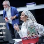 Bahare Rahnama Instagram - این اجرا شروع شده ، اما این ها عکسهای آخرین تمرین هاست ولی به قول دوست عزیزم دکتر ملک منصور اقصی خود تمرین نمایش یک کانسپت خاص و تکراررنشدنیه،پس،در شروع پاییز که به نظرم اساسا فصل هنر نمایش و روزهای تیاتری است ،روزهای خوب این تمرین رو با این پست و این عکس های خوب ثبت میکنم... پی نوشت: این اجرا بیش از،همیشه بهم ثابت کرد هر بازیگری برای هر نقشی از آسمان و با قوانین الهی انتخاب می‌شود نه اززمین و با قواعد زمینی ... خانم دیناروند زمانی که من ایران نبودم نقش رو بمن پیشنهاد دادند و من اصلا فکر نمیکردم به این همکاری برسم اما زمان چرخید و شد و من کلارای این نمایش شدم... کلارای نمایش،ما باور داره مادوکس بالاخره اونو از،این شهر لعنتی برای همیشه میبره ،میبره به سمت خورشید ابدی✨️ لینک خرید رو در استوری میگذارم 💜 سالن حافظ ساعت شیش و نیم عصر مدت یکساعت.