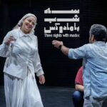 Bahare Rahnama Instagram - این اجرا شروع شده ، اما این ها عکسهای آخرین تمرین هاست ولی به قول دوست عزیزم دکتر ملک منصور اقصی خود تمرین نمایش یک کانسپت خاص و تکراررنشدنیه،پس،در شروع پاییز که به نظرم اساسا فصل هنر نمایش و روزهای تیاتری است ،روزهای خوب این تمرین رو با این پست و این عکس های خوب ثبت میکنم... پی نوشت: این اجرا بیش از،همیشه بهم ثابت کرد هر بازیگری برای هر نقشی از آسمان و با قوانین الهی انتخاب می‌شود نه اززمین و با قواعد زمینی ... خانم دیناروند زمانی که من ایران نبودم نقش رو بمن پیشنهاد دادند و من اصلا فکر نمیکردم به این همکاری برسم اما زمان چرخید و شد و من کلارای این نمایش شدم... کلارای نمایش،ما باور داره مادوکس بالاخره اونو از،این شهر لعنتی برای همیشه میبره ،میبره به سمت خورشید ابدی✨️ لینک خرید رو در استوری میگذارم 💜 سالن حافظ ساعت شیش و نیم عصر مدت یکساعت.