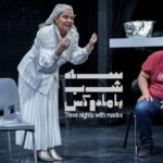 Bahare Rahnama Instagram - این اجرا شروع شده ، اما این ها عکسهای آخرین تمرین هاست ولی به قول دوست عزیزم دکتر ملک منصور اقصی خود تمرین نمایش یک کانسپت خاص و تکراررنشدنیه،پس،در شروع پاییز که به نظرم اساسا فصل هنر نمایش و روزهای تیاتری است ،روزهای خوب این تمرین رو با این پست و این عکس های خوب ثبت میکنم... پی نوشت: این اجرا بیش از،همیشه بهم ثابت کرد هر بازیگری برای هر نقشی از آسمان و با قوانین الهی انتخاب می‌شود نه اززمین و با قواعد زمینی ... خانم دیناروند زمانی که من ایران نبودم نقش رو بمن پیشنهاد دادند و من اصلا فکر نمیکردم به این همکاری برسم اما زمان چرخید و شد و من کلارای این نمایش شدم... کلارای نمایش،ما باور داره مادوکس بالاخره اونو از،این شهر لعنتی برای همیشه میبره ،میبره به سمت خورشید ابدی✨️ لینک خرید رو در استوری میگذارم 💜 سالن حافظ ساعت شیش و نیم عصر مدت یکساعت.