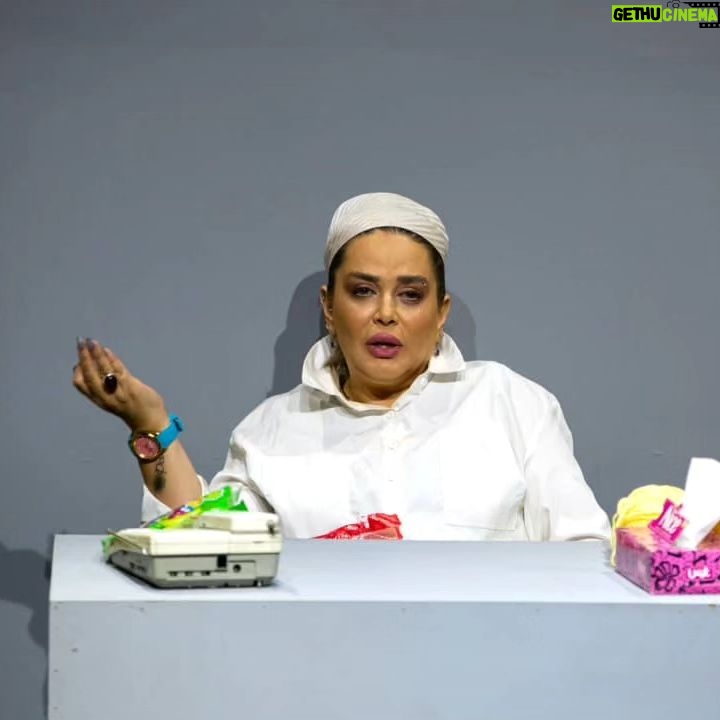 Bahare Rahnama Instagram - هر شب موقع ادای دو تا دیالوگ تو نقش نیلوفر نمایش "یک گوشه از دایره"تمام قلبم میلرزه : نه فقط کارا و تصمیمامون بلکه فکرایی هم که میکنیم مسیر سرنوشت مارو تغیر میده.... ما هیچ وفت نمیدونیم کی دفعه آخره.... به پایان آمد این دفتر حکایت همچنان باقی است.... تجربه و نقش بسیار عزیزی بود.. ممنونم رفقای جان.. کارگردان و نویسنده کار: @hossein.hayatii تهیه کنندگان و همه همکاران این پروژه موفق و بی نظیرو خاطرات خوبشان.... عکس ها از: @mahbobehfarajollahi گریم: @shadi_gheysari_mua