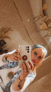 Bahare Rahnama Instagram - تو دقایق اخر سال ازتون یک خواهش،دارم امشب که از،دورهمی اومدین یا اگر مهمون دارین بعداینکه مهموناتون رفتن،قبل خواب برید توی اتاقتون اخه داره سال نو میشه باید عذرخواهی کنیم ... کینه ها رو از،دلمون بشوریم .... اما نه با تلفن! با آینه ! درسته آینه، برو جلوی آینه مستقیم به چشمان نگاه کن و بگو: ازت عذر میخوام بابت هر بار که گذاشتم دلت رو بشکنن و قدرت رو ندونستم! منو ببخش برا وقت هایی که به بدنم و سلامتیم این نعمت بزرگ بی اهمیت بودم. منو ببخش برای وقت هایی که الکی هدر کردم . من ببخش برای تمام حرفای بیهوده ای که گداشتیم گوشای،قشنگمون بیهوده بشنون. منو ببخش برای تصویرهایی که نباید جلوی چشمای مهربونم میاوردم و آوردم. منو ببخش که همیشه یادم رفت تو مهمترین آدمی هستی که باید عاشقت باشم و بهت بگم ممنونتم قهرمان همیشه حاضر در آینه من ... #سلف_لاو#بخشش#عشق#زنان_مستقل#باهار_خانوم#من_ارزشمند#پاکسازی_درون#سال_نو#۱۴۰۳#نوروز Ceeport alloha💜