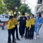 Bahare Rahnama Instagram – لطفا ورق بزنید:
تو هر شهر و کشوری که دختربچه های ایرانی محبت میکنن با من عکس میندازن دلم ضعف میره براشون و از تصور اینکه ممکنه فردا و فردا ها چه آسیب هایی ببینن قلبم میلرزه و گاهی هم با تصور اینکه فردای کشورم رو چه نسل متفاوت و باهوشی از زنان اداره خواهد کرد قلبم گرم میشه. همیشه سعی میکنم تشویقشون کنم که کار و حرفه مستقلی برای خودشون داشته باشن یا گاهی سوال میکنم از شغل مورد اینده بزرگسالیشون و همیشه بجای جمله ایشالا عروس بشه کلیشه ای ایرانی جمله خودمو به پدر مادرشون میگم:
ایشالا جشن فارغ التحصیلی شون
و البته تو دلم میگم انشالله بموقع با دل خوش عاشق بشن و شراکت زیبایی رو در حیطه احساس تجربه کنن و مادر بشن و…
پی نوشت : عکس از چند تا خواهر دانش آموزه که باهام عکس انداختن و بعد چند دقیقه برگشتن تا با لباسای مهمونیشون هم عکس داشته باشن باهام.
امیدوارم دهسال بعد فراخوان بدم با همین عکس و ببینم کجان و جواب بیاد که تک تکشون زنان پر دستارود اون روزهای ایران هستند.
با عشق برای دخترکان سرزمینم
دختران انتظار…
#بهاره_رهنما#عکس#یادگاری#نوشهر#ایران#جهان#افتخار#فعال_حقوق_زنان#آرمان_پنجم#حقوق_بشر#برابری_حقوق_زنان_و_دختران#ایران