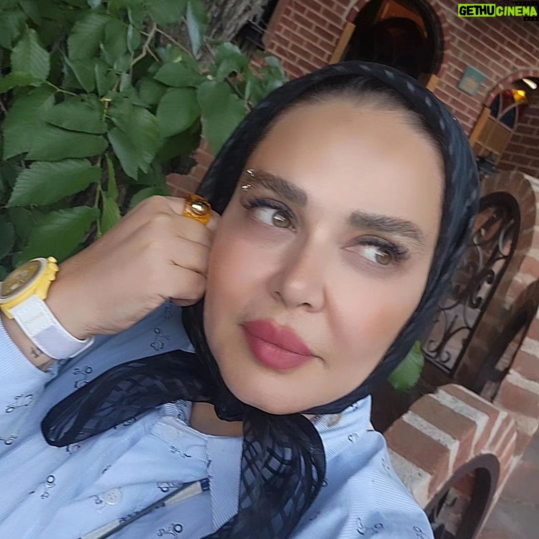 Bahare Rahnama Instagram - مارها قورباغهها را میخوردند و قورباغهها از این نا به سامانی بسیار غمگین بودند تا اینکه قورباغهها علیه مارها به لکلکها شکایت کردند. لکلکها تعدادی از مارها را خوردند و بقیه را هم تار و مار کردند و قورباغهها از این حمایت شادمان شدند! طولی نکشید که لکلکها گرسنه ماندند و شروع کردند به خوردن قورباغهها. قورباغهها ناگهان دچار اختلاف دیدگاه شدند! عدهای از آنها با لکلکها کنار آمدند و عدهای دیگر خواهان بازگشت مارها شدند. مارها بازگشتند ولی این بار، همپایِ لک لکها شروع به خوردن قورباغهها کردند! حالا دیگر قورباغهها متقاعد شدهاند که انگار برای خورده شدن به دنیا آمدهاند! ولی تنها یک مشکل برای آنها حل نشده باقی مانده است، اینکه نمیدانند توسط دوستانشان خورده میشوند یا دشمنانشان؟! 👤#عبید_زاكانی پی نوشت:و من دقیقا تو لحظه این عکس داشتم فکر میکردم که چقدر این روزها تشخیص دوست و دشمن کار سختی است، شاید بهتر آن باشد که دنبال سرنوشتی غیر از بلعیده شدن باشیم کمی فاصله دار تر اما امن تر... #ادبیات#ایران#حکایت#بهاره_رهنما #دوست#دشمن
