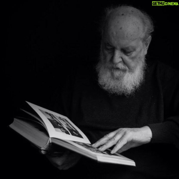 Bahare Rahnama Instagram - دیر است گالیا هنگام بوسه و غزل عاشقانه نیست هر چیز رنگ آتش و خون دارد این زمان هنگامه رهایی لبها و دست هاست عصیان زندگی است… رهایی روح بزرگت مبارک… اجرای موسیقی:دکتر نیما بهاری… #ایرانم_تسلیت… Valiasr Street