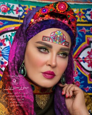 Bahare Rahnama Instagram - من و شهر شیراز یک ارتباط قلبی عجیب داریم
سال هایی که صفحه  آخر روزنامه شرق مینوشتم یک بار مطلبی برای شیرازی های دور از دیار و مهاجر نوشتم : اصل اون یادداشت این بود که شیراز مثل یک دلبر تمام عیاریه که هرگز با اومدن هیچ آدم دیگه ای خاطرات اون پاک نمیشه …
من نیمی اراکی و نیمی انزلی هستم با احترام ‌مهر تمام به این دو شهر پدری و مادری، سال هاست شیراز رو شهر خودم میدونم و عاشقانه بهش مهر می ورزم، خوشحالم که در پروژه تلفیقی معماری و میکاپ خواهرم اون هم در آستانه روز تیاتر و اردیبهشت بهشت گون شیراز من نماد شهر شیراز بودم، این عکس تقدیم به شیرازی های جان دل که امیدوارم منو به عنوان شهروند دلی و قلبی خودشون بپذیرن:)
#اردیبهشت#تیاتر#شیرلز#بهاره_رهنما#شیراز#شهر#عشق#دلبر_ابدی