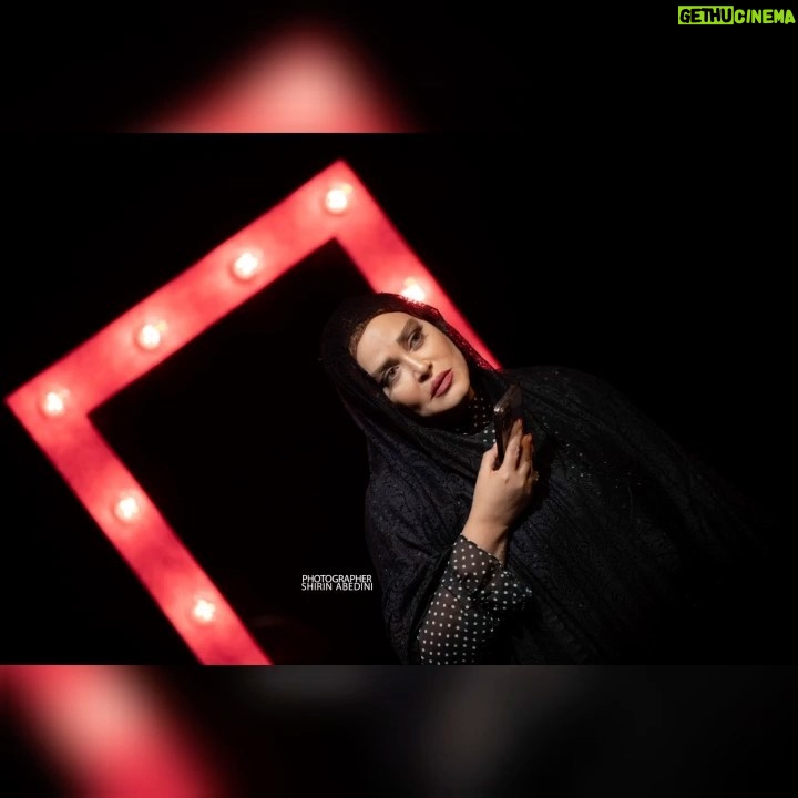 Bahare Rahnama Instagram - خیلی وقتا ما فکر میکنیم یک رابطه ای تموم شده، اما واقعیت اینه که یک تیکه از اون رابطه رو تا سال ها مثل یک قوطی حلبی بخودمون میبندیم وبه صدای تلق تلق کشیده شدنش روی زمین عادت میکنیم! عکس از؛ @hossein_khedarati فقط هشت اجرا باقی مانده از نمایش عاشقانه فصل فراموشی پردیس تیاتر شهرزاد خرید از تیوال… #بهاره_رهنما#نویسنده#کارگردان#بازیگران #فصل_فراموشی#پردیس_تیاتر_شهرزاد تهران،زعفرانیه
