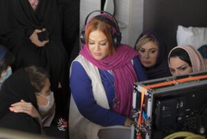 Bahare Rahnama Instagram - این عکس  از پشت صحنه فیلمبرداری اولین فیلم بلند داستانی من 
 “ عطر آخر اردیبهشت “ با نویسندگی مشترک من و شادمهر راستین عزیز است که ساختش اصلا برایم کم ، از رنج و درس نبود….
و اکنون فیلم در نوبت پروانه نمایش…

اما برایتان بگویم که:

"رنج نبايد تو را غمگين كند"
اين همان جايی ست كه اغلب مردم
 اشتباه ميكنند...
رنج قرار است تو را هوشيارتر كند,
چون انسانها زمانی هوشيارتر ميشوند كه زخمی شوند، رنج نبايد بيچارگی را بيشتر كند. 
رنجت را تنها تحمل نكن, رنجت را درک كن, 
اين فرصتی ست براى بيداری, 
وقتی آگاه شوی 
بيچارگی ات تمام ميشود... 
متن دوم نوشته ای ارسالی است اما حرف دل و تجربه من نیز…

Ceeport alloha💜
#رنج#درس#فیلمسازی_زنان#عطر_اخر_اردیبهشت#ایران#رشد#طلای_درون#اکاهی#سفر_فردیت#لایف_کوچینگ#بهاره_رهنما#فیلم_بلند#اکران_آنلاین#عاشقانه#سینما
