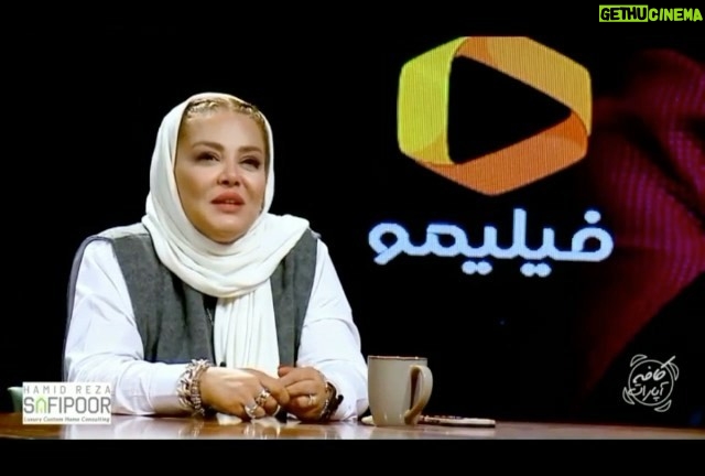 Bahare Rahnama Instagram - بخشی از مصاحبه من با استاد فریدون جیرانی درباره سی سال کار و زندگی من در این حرفه ! پی نوشت:به لطف خدا و شما عزیزان این مصاحبه از پر بیننده ترین مصاحبه های کافه اپارات و آخرین مصاحبه سال ۱۴۰۰ این برنامه بود! لینک بازدید کامل برنامه در هایلایت موجود است! #زندگی#حرفه#بهاره_رهنما #عشق#پدر#مادرانگی#اپارات#بازیگری#سینما#تیاتر#کارگردانی#مصاحبه#مانداگاری#فیلیمو https://www.aparat.com/v/r70lh