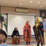 Bahare Rahnama Instagram - بعد از یکسال موفق شدم که برای افتتاحیه رسمی کتابخانه امید آینده و سوزن دوری زن باران در چابهار زیبا حضور پیدا کنم،ممنونم از هدیه زیبای خیرین فکر آزاد و مدرسه سازان و مادران سرپرست خانوار بلوچ که با عشق تمام کنارم بودند در روز مبارک زن! بهاره_رهنما#سفیر_توانمندسازی_زنان_دختران_سیستان_بلوچستان#چابهار#مهبان#زنان_مستقل_شاد