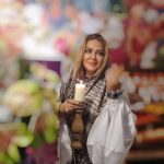 Bahare Rahnama Instagram - آنطور كه دلِ خودتان مى خواهد زندگى كنيد؛كارى كه خودتان دوستش داريد را انجام دهيد؛ آدمى كه خودتان دوستش داريد را دوست بداريد، لباسى كه خودتان مى پسنديد را به تن كنيد، در راهى كه خودتان انتخاب كرديد قدم برداريد ... به تعبيری با تمام تاسف « ما بيشتر میپسنديم كه خوشبخت نباشيم اما ديگران ما را خوشبخت بدانند تا اين كه خوشبخت باشيم اما ديگران ما را بدبخت بدانند. » آنتونی رابينز #خوشبختی#آگاهی#لایف_استایل #زندگی #بهاره_رهنما #انتخاب#منتور #کوچینگ تهران،زعفرانیه