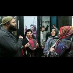 Bahare Rahnama Instagram – حضور دو بانوی روشن دل در” میدان یاقوت ”
این  اجرا به لطف حضرت عشق. همش پر از،نشانی و اتفاقات ماورایی بوده ، من دست بوس این دو بانوی روشن دلم که با قلبشون به تماشای اجرای ما نشستند….
پی نوشت: نمایش ما با رویکرد طنز،اجتماعی اغلب اوقات خنده بر لبانتان می اورد و هرز گاهی آه و اشکی که بقول خود شما نوعی تراپی محسوب می شود…
اما در خیابان خواندن ما دلیل این نیست که غم نداریم یا غم هم وطنانمان را ارج نمینهیم ، ما در این دورهمی عاشقانه فقط میخواهیم حال دلمان را کنار هم کمی بهتر کنیم …
پس بقول هشتک همین نمایش
#قضاوت_نکنیم
#یاقوتیا#یاقوتی_شو#نمایش_میدانی#بوتیک_تیاتر_شهرزاد#زمستان_۱۴۰۲#قول_زنانه#بهاره_رهنما#ایوب_آقاخانی