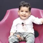 Bahare Rahnama Instagram - [31/10, 12:05] fatemeh sheykhalizadeh: محمد بیماری اس ام ای دارد.این تمام ماجراست.ماجرایی غم انگیز که هر بار محمد می خندد و محبت کودکانه اش را ابراز می کند،به جای اینکه قند در دل مخاطب آب شود؛ انگار تیری بر قلبش فرو می رود. محمد رسولی تنها 18 ماه دارد.به اندازه یک کودک یک سال و نیمه طبیعی و حتی بیشتر از حد معمول حرف می زند.شیرینی این کودک سرزمین به همان حد که جذاب و خواستنی است؛ آتش در دل می اندازد وقتی هر لحظه به یاد داریم که محمد اس ام ای دارد. مامان محمد صداتو شنیدم عزیزم ‌کنارت هستم و ذره ای برام اهمیت نداره که از کمکم به محمد چه برداشتی میشه همونطور که حدود چهل ساله عشق اهل بیت تو دلمه و بخاطرش همه حرفی از چپ و راست میشنوم ! این حس نوع خواهی هم چیز تازه ای نیست و کمترین وظیفه انسانی و البته رسالت یکی از اهالی هنر باید همین باشد و بس! Ceeport پی نوشت:برای کمک به محمد عزیز با پایگاه خبری رکنا در تماس باشبد ؛ @rokna.official تهران،زعفرانیه