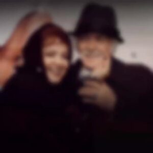 Bahare Rahnama Instagram - پنجشنبه رو شروع میکنم با ترانه ای که پدر مهربونم عاشقش بود و شاید وصف حال خیلی از ماها تو این روزهاست،پدر ممنونم که یادم دادم خوشحالی و قدرت،خوشبختی و سرور از درون خودم شروع میشه،ممنونم که بهم گفتی همیشه یادت باشه تنها ناجی تو همون زن چشم سبزی است که هر روز در آینه میبینی ،ممنونم که جرات دادی تا خود خودم باشم،و باور کنم وعده خدای مهربانم را که پس از هر سختی آسایشی است...
#پدر#دختر#اعتماد_به نفس#دلتنگی#یاد_رفتکان #پنجشنبه#مهندس_علیرضا_رهنما