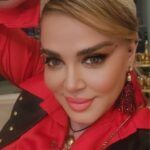 Bahare Rahnama Instagram – سالهای دهه چهل آذر شیوا در اعتراض به شرایط سینمای آن روزها در خیابان ها اقدام به فروش آدامس در خیابان ها کرد …
این روزها که بخشی از اجرای نمایش یاقوت در خیابان و بین مردم است  تجربه عجیبی از حضورم و غافلگیر شدن مردم از دیدن یک چهره آشنا پشت شیشه های ماشین هایشان یا در برخورد حضوری دارم که بسیار تجربه شیرین و خاصی است …‌
دو هفته از اجرای این کمدی اجتماعی با موسیقی زنده دهه پنجاه باقیست…
در میان بالای بیست اجرای،نمایشی که کارگردانی کرده ام بعد از چشم هایی که مال توست این عزیزترین فرزند نمایشی،من است ….