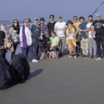 Bahare Rahnama Instagram - "موفقیت: بيشتر خندیدن و جلب احترام افراد باهوش و محبت کودکان، قدردانی از زیبایی، یافتن بهترینها در دیگران، و تحویل دادنِ دنیا کمی بهتر از آنچه كه تحويل گرفته بوديد است خواه با پرورش یک کودک سالم، یا ايجاد یک باغچه سبز یا كمك به وضعیت اجتماعی بهتر و فهميدن اينكه حتی یک نفر بخاطر رفتار ‌ عملکرد شما راحت‌تر نفس کشیده است، زیرا شما دراین دنیا زندگی کرده‌اید. این موفقیت است." “رالف والدو امرسون” عکس از روزهای پایانی فیلمم :عطر های خالی است که به لطف خدا و همکارانم از موفقیت های پر برکت عمرم است و بابتش شکر میگویم🙏🏻 فیلم در مراحل فنی و تدوین نهایی است... #فیلم#موفقیت#ارامش#زندگی#رسالت#زن_باران#عطرهای_خالی#کارگردانی#سینمایی#زنان_مستقل_شاد تهران،زعفرانیه
