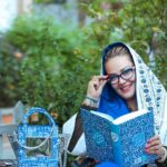 Bahare Rahnama Instagram - بالا رفتن سن حتمی است اما اینکه روح تو پیر شود بستگی به خودت دارد...! ﺯﻧﺪﮔﯽ ﺭﺍ ﻭﺭﻕ ﺑﺰﻥ ﺍﺳﺘﮑﺎﻥ ﭼﺎﯼ ﺭﺍ ﺑﻪ ﺳﻼﻣﺘﯽ ﻧﻔﺲ ﮐﺸﯿﺪﻧﺖ ﺑﻨﻮﺵ ﻣﺒﺎﺩﺍ! مبادا ﺯﻧﺪﮔـــی ﺭﺍ ﺩﺳﺖ ﻧﺨﻮﺭﺩﻩ ﺑﺮﺍﯼ ﻣﺮﮒ ﺑﮕﺬﺍﺭﯼ پایان آدمیزاد نه از دست دادن مال است نه رفتن رفیق نه تنهایی... هیچکدام پایان آدمی نیست! آدمی آن هنگام تمام میشود که دلش تمام شود. "الهی دلتون خوش، تنتون سالم" #ceeport☘️ 💜 گفتم اول هفته رو با یک پست انرژی زا شروع کنم! #بهاره_رهنما#زن_باران#انرژی_مثبت تهران،زعفرانیه