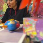 Bahare Rahnama Instagram – ‼️همکاری  گروه تولیدی لوازم التحریر ارژنگ با گروه تئاتر یاقوت 

 ((بهاره رهنما :برنامه های بسیار متنوع ومفرحی با محصولات ارژنگ در راه است ))
@arzhang.kodak
🟣  خمیر بازی و خمیر شنی 
🔵 انواع مداد رنگی و پاستل 
🟢 رنگ انگشتی ،گواش 
🟡کاور ،قمقمه ، ظرف غذا
🔴انواع وسائل جانبی ارژنگ🎨
بزودی ارسال برای کودکان مناطق محروم
#یاقوت