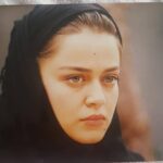 Bahare Rahnama Instagram - برگردید و از خویشتن مواظبت کنید. جسم شما به شما نیاز دارد حس‌های عاطفی شما به شما نیاز دارند حس‌های دریافتی شما به شما نیاز دارند. بچه زخم‌خورده در شما به شما نیاز دارد. رنج شما به شما نیاز دارد که او را تصدیق کنید. تیچ نات هان عکس مربوط به ۲۴سال پیش است،اگر با ماشین زمان به عقب برمیگشتید چه میکردید؟ من اکر این فرصت را داشتم بیشتر مراقب خودم بودم لیوانی که پر نیست سر ریز نمی‌شود برای انسان بهتر بودن برای دیگران ابتدا باید از خودمان مراقبه کنیم،عکس از روزهای خیلی غمگینی است که شجاعت پرداختن به ندای قلبم را نداشتم ، این روزها با غمی بسیار سنگین تر و البته با پذیرش رنجم از سوگ پدر ونیز باز ارسال این عکس توسط دوستی بسیار قدیمی یادم آمد که یادشما جوان‌تر ها بیندازم که مراقب خودتان باشید،سخت مراقب خودتان باشید تا برای دیگران انسان کامل تری باشید... پدرم ببخش اگر دختر کاملی برایت نبودم... #روزهای_تا_ابد_بی_پدر Karaj کرج