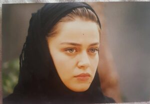 Bahare Rahnama Instagram - برگردید و از خویشتن مواظبت کنید. 
جسم شما به شما نیاز دارد
حس‌های عاطفی شما به شما نیاز دارند
حس‌های دریافتی شما به شما نیاز دارند. 
بچه زخم‌خورده در شما به شما نیاز دارد. 
رنج شما به شما نیاز دارد که او را تصدیق کنید. 

تیچ نات هان
 عکس مربوط به ۲۴سال پیش است،اگر با ماشین زمان به عقب برمیگشتید چه میکردید؟
من اکر این فرصت را داشتم بیشتر مراقب خودم بودم لیوانی که پر نیست سر ریز نمی‌شود برای انسان بهتر بودن برای دیگران ابتدا باید از خودمان مراقبه کنیم،عکس از روزهای خیلی غمگینی است که شجاعت پرداختن به ندای قلبم را نداشتم ، این روزها با غمی بسیار سنگین تر و البته با پذیرش رنجم از سوگ پدر ونیز باز ارسال این عکس توسط دوستی بسیار قدیمی یادم آمد که یادشما جوان‌تر ها بیندازم که مراقب خودتان باشید،سخت مراقب خودتان باشید تا برای دیگران انسان کامل تری باشید...
پدرم ببخش اگر دختر کاملی برایت نبودم...
#روزهای_تا_ابد_بی_پدر