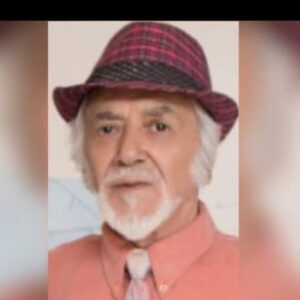 Bahare Rahnama Instagram - مریم جان برایم چه زیبا نوشته:
بهار زیبا سلام .
تسلیت من رو پذیرا باش و از همین جمله های کلیشه ای. 
فرقی نداره چند ساله باشی که کوه پشتت فرو میریزه، میشی همون کودک با موهای دم خرگوشی که بند کفشش بازه و زمین خورده و گِلی با نگاه ملتمسانه، از باباش میخواد که بند کفشاشو ببنده . 
بهترین برادر ، بهترین فرزند و بهترین همسر همگی عزیزند ولی نمیدانم چرا وقتی پدر پر میکشه، ما میشیم همون دختر کوچولو ....
عزیزم گریه کن هر چقدر که میخوای.... خاطرات رو مرور کن هر چقدر که دلت قرار بگیره. 
اما اولین ها!
اولین عید بدون او
اولین باز شدن درب منزل مادری و جای خالی او. هزاران اولین که فقط خودت حسش میکنی و سینه ات تیر میکشه. فقط یه امیداوری هست : عشق و عشق و عشق!
 خنده هاش، کودکی هات و نصیحت کردن هاش و گفتنِ : بابا کنارته حل میشه همه چی. 
اینا روپا نگهت می داره عزیزم شک نکن. 
منو رو پا نگه داشت و تو کم آوردنام میاد تو خوابم یه کادویی یا یک لقمه ای میده بهم . 
پدرها جاری هستن کافیه نفس بکشی و بگی بابایی  و هست مثل همیشه با لبخند پدرونه اش !
عزیز دلم از دلم براومد و امیدوارم این تجربه مشترک کمی آبی باشه رو  آتیش دلت . 
می بوسمت زیبا بهار . 
غم نبینی خوش قلب جانم. 🖤!💐

پی نوشت: روز آخر گفتم بابا شما همیشه میگفتی تا من هستم هیشکی نمیتونه اذیتت کنه الان اگر بری چکار کنم و مثل همیشه بهترین جواب رو داشت،گفت؛
برای تو،من همیشه هستم!
اولین روزهای تا ابد بی تو...
#عشق#پدرانه#دخترانه#کودکی#ابدی#جاودان_#قهرمان#عشق_اول_هر_دختر