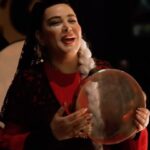 Bahare Rahnama Instagram - ‎کار، بستر مناسبی است برای ساخت روابط انسانی، همکاری گروه‌های مختلف فرهنگی در قالب نمایش میدان یاقوت، و ورکشاپ بازیگری در آرت‌بازار (Art Bazaar - Dubai)تجربه‌ای بود که نشان داد فارغ از ژست‌های روشنفکرانه می‌توان عده‌ی بسیاری از هموطنان را در فضایی محترم و به قولی فاخر! گرد هم آورد و خاطراتی خوب و ارزشمند ساخت، شاید به قول فروغ فرخزاد، در‌کوران روزمرگی، به حجمی خط خشک زمان را آبستن کردن، بود. video by @nima.zarin #تئاتر #تئاتر_خوب_ببینیم #بهاره_رهنما #تئاتر_یاقوت ##تئاتر_دبی #میدان_فردوسی Jumeirah 3
