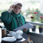 Bahare Rahnama Instagram - سال ها بر سر دورهای عاشفانه ای بین نوشتن و بلزی کزدن مانده بودم، بی تجربه بودم و نمیدانستم گاهی نباید پارو زد باید سپرد، اما هرچه شمع های بیشتری را فوت کردم کششم از بازی بیشتر به سمت نوشتن رفت، و بعد میل به ساختن نوشته های خودم و بازی گرفتن از آرتیست هایی که برایشان نوشتم شد تمایل سا های اخیرم به کار گردانی... من به مفاهیم افراطی اعتقادی ندارم اما به زن بودنم می بالم ‌ و ساختن و نوشتن از دنیای زنانه ای که خوب میشناسم این روزها عجیب روحم را جلا می‌دهد... #بهاره_رهنما#بازیگزی#نویسندگی#کارگردانی#زن_باران#این_روز_ها#یا_علی_مدد#زن_باران#فالله_خیر_حافظا_و_هو_ارحم_الراحمین Iran