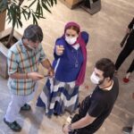 Bahare Rahnama Instagram - فیلم بلند عطرهای خالی ساخته بهاره رهنما به ایستگاه پایانی رسید فیلم بلند عطرهای خالی به کارگردانی بهاره رهنما و تهیه کنندگی مجید بابایی که چهره های سرشناس زیادی همچون نیوشا ضیغمی و نیما رییسی در آن نقش آفرینی کرده بودند به پایان رسید. به گزارش مشاور رسانه ای پروژه : بعد از درگذشت پدر کارگردان “بهاره رهنما”فیلم بلند “عطرهای خالی” که با وقفه ای یک هفته ای رو به رو شده بود با تهیه کنندگی مجید بابایی ادامه یافت و اواخر تابستان به پایان رسید فریبا نادری” و افسانه چهره آزاد” در دو نقش بسیار متفاوت و دیدنی در این کار ظاهر شدند.فریبا نادری در نقش همسر مخفی یک مرد بازاری و افسانه چهره آزاد در نقش یک بیمار ام اس که پراز انرژی و سرزندگی است ایفای نقش کردند. همچنین نیوشا ضیغمی ،نیما رییسی ،بهاره رهنما ،فریبا نادری، افسانه چهره آزاد، بهناز یادگاری، مرضیه اکبر نژاد، غزاله عبد الهی، فرشاد خدامی، محسن مالجو، بهمن عابدینی، فاطمه محمد زاده از بازیگران خوب تئاتر( در خبر قبلی به اشتباه زهرا محمدزاده نامیده شده بود)، پارمیس جلالی، تینا ترابی، رها محمودی فرد، ایلیا عسگری نقش آفرینی کردند. نیما حسندوست که همزمان تدوین اولین فیلم سینمایی بهاره رهنما را به عهده داشت این روزها آخرین روزهای تدوین را در دفتر این فیلم میگذراند. همچنین مهرداد نصرتی موسیقی فیلم را می سازد و به زودی فیلم برای مراحل نهایی فنی اصلاح رنگ و صداگذاری به یکی از استودیو های تخصصی فیلم خواهد رفت. دیگر عوامل فیلم بلند عطرهای خالی نیز شیما جبراییلی مجری طرح ،احمد اردلان صدابرداری و نیما حسن دوست تدوین فیلم را برعهده دارند.حسین خدارتی نیز عکاس پروژه و جعفر پاکزاد مشاور رسانه ای فیلم عطرهای خالی هستند. گفتنی است بهاره رهنما که به تازگی وارد عرصه تهیه کنندگی هم شده است.. تهران،زعفرانیه