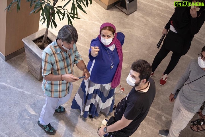Bahare Rahnama Instagram - فیلم بلند عطرهای خالی ساخته بهاره رهنما به ایستگاه پایانی رسید فیلم بلند عطرهای خالی به کارگردانی بهاره رهنما و تهیه کنندگی مجید بابایی که چهره های سرشناس زیادی همچون نیوشا ضیغمی و نیما رییسی در آن نقش آفرینی کرده بودند به پایان رسید. به گزارش مشاور رسانه ای پروژه : بعد از درگذشت پدر کارگردان “بهاره رهنما”فیلم بلند “عطرهای خالی” که با وقفه ای یک هفته ای رو به رو شده بود با تهیه کنندگی مجید بابایی ادامه یافت و اواخر تابستان به پایان رسید فریبا نادری” و افسانه چهره آزاد” در دو نقش بسیار متفاوت و دیدنی در این کار ظاهر شدند.فریبا نادری در نقش همسر مخفی یک مرد بازاری و افسانه چهره آزاد در نقش یک بیمار ام اس که پراز انرژی و سرزندگی است ایفای نقش کردند. همچنین نیوشا ضیغمی ،نیما رییسی ،بهاره رهنما ،فریبا نادری، افسانه چهره آزاد، بهناز یادگاری، مرضیه اکبر نژاد، غزاله عبد الهی، فرشاد خدامی، محسن مالجو، بهمن عابدینی، فاطمه محمد زاده از بازیگران خوب تئاتر( در خبر قبلی به اشتباه زهرا محمدزاده نامیده شده بود)، پارمیس جلالی، تینا ترابی، رها محمودی فرد، ایلیا عسگری نقش آفرینی کردند. نیما حسندوست که همزمان تدوین اولین فیلم سینمایی بهاره رهنما را به عهده داشت این روزها آخرین روزهای تدوین را در دفتر این فیلم میگذراند. همچنین مهرداد نصرتی موسیقی فیلم را می سازد و به زودی فیلم برای مراحل نهایی فنی اصلاح رنگ و صداگذاری به یکی از استودیو های تخصصی فیلم خواهد رفت. دیگر عوامل فیلم بلند عطرهای خالی نیز شیما جبراییلی مجری طرح ،احمد اردلان صدابرداری و نیما حسن دوست تدوین فیلم را برعهده دارند.حسین خدارتی نیز عکاس پروژه و جعفر پاکزاد مشاور رسانه ای فیلم عطرهای خالی هستند. گفتنی است بهاره رهنما که به تازگی وارد عرصه تهیه کنندگی هم شده است.. تهران،زعفرانیه