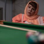 Bahare Rahnama Instagram - لطفا ورق بزنید! فریبا نادری و افسانه چهره آزاد در عطرهای خالی / نگاهی به مشکلات بیماران ام اس در ساخته بهاره رهنما به گزارش “جعفر پاکزاد” روابط عمومی این پروژه سینمایی، با پیوستن “بهناز یادگاری” بازیگر تیاتر به این کار اولین فیلم بلند داستانی بهاره رهنما به مراحل پایانی رسید. فریبا نادری و افسانه چهره آزاد نیز در دو نقش بسیار متفاوت در آبت کار دیده خواهند شد!رهنما که کارگردانی این فیلم بلند را برعهده دارد پس از توقف پروژه دختران صفویه ، برای همان شخصیت ها با مشاوره “شادمهر راستین”شروع به نوشتن « عطرهای خالی » که یک فیلم بلند داستانی بود کرد. درجدیدترین اتفاقاتی که برای فیلم عطرهای خالی رخ داده است تدوین و ساخت موسیقی همزمان برای این فیلم است! بهاره رهنما گفت بعنوان یکی از سفرای انجمن ام اس ایران لازم دانستم در اولین فیلم داستانی که با کمک یک تیم کاملا حرفه ای ساختیم، بخشی از مشکلات بیماران ام اس را را به تصویر بکشم. وی افزود: خانم چهره آزاد با تحقیق زیاد روی این بیماران به زیبایی نقش یک بیمار ام اس با روحیه را در فیلم من ایفای نقش کردند. نیوشا ضیغمی ،نیما رییسی ،بهاره رهنما ،فریبا نادری،فرشاد خدامی،بهناز یادگاری و افسانه چهره آزاد از بازیگران اصلی اولین فیلم بلند بهاره رهنما هستند! مرضیه اکبر نژاد، غزاله عبد الهی، محسن مالجو، بهمن عابدینی، فاطمه محمد زاده، پارمیس جلالی، تینا ترابی، رها محمودی فرد، ایلیا عسگری از بازیگرانی هستند که در عطرهای خالی مقابل دوربین قرار گرفتند.شیما جبراییلی مجری طرح ،احمد اردلان صدابرداری و نیما حسن دوست تدوین فیلم و مهرداد نصرتی ساخت موسیقی این فیلم را برعهده دارند.حسین خدارتی نیز عکاس پروژه و جعفر پاکزاد مشاور رسانه ای فیلم عطرهای خالی هستند. تهران،زعفرانیه