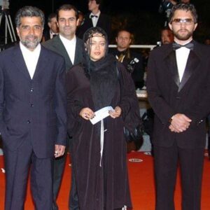 Bahare Rahnama Instagram - سال ۱۳۸۳ ،هفده سال پیش ...
 افتخار داشتم اولین زنی باشم که از سینمای ایران بعد از انقلاب بر فرش قرمز جشنواره کن حضور پیدا میکند!
با فیلم “گاو خونی” نوشته استادم “جعفر مدرس صادقی” و کارگردانی آقای “بهروز افخمی”!
همراه با مرحوم استاد “عزت الله انتظامی” و تهیه کننده نازنین فیلم مرحوم “علی معلم” ،این روز ها به بهانه حضور بین المللی مستندم در عرصه های جهانی گفتم بد نیست یادی کنم از اولین حضور بین المللی ام در جشنواره جهانی کن که البته بعنوان بازیگر شرکت داشتم،یاد ایام...
#خاطرات#نوستالژیا#جشنواره_کن#بهروز_افخمی#بهرام_رادان#علی_معلم#عزت_الله_انتظامی#فیلم#اولین_زن#ایران#علی _معلم#گاو_خونی#جعفر_مدرس_صادقی#بهاره_رهنما