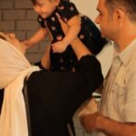 Bahare Rahnama Instagram - یکی از زیباترین آنونس های مستند جهانی “ صدام کن مامان “ با ساخت آقای منصور قناعی عزیز تقدیم به تمام مادران ایران و جهان به بهانه روز جهانی مادر... #مستند#صدام_کن_مامان#ایران#جهان#مادرانگی#فیلمسازی#بهاره_رهنما#زن_باران#جان_جهانم #Ceeport پی نوشت:تاریخچه روز جهانی مادر به قرن نوزدهم برمی‌گردد. در نخستین سال‌های دهه ۱۸۵۰، یک فعال امور زنان به نام «اَن ریوس جارویس»، انجمن‌هایی را با نام فعالیت‌های روز مادر تشکیل داد. هدف این انجمن‌ها، کمک به سربازان مجروح جنگ بود. بعد از جنگ جارویس و دیگر زنان این انجمن‌ها روز دوستی مادران را راه انداختند. هدف این انجمن‌ها کمک به صلح و نزدیک کردن دشمنان سابق به همدیگر بود. یکی از زن‌های فعال در این انجمن‌ها، به نام «جولیا وارد هاو» در سال ۱۸۷۰، بیانیه روز مادر را منتشر کرد که بسیار مورد استقبال قرار گرفت جان کلام این بیانیه این بود که زنان نقش سیاسی فعال‌تری برای ترویج صلح به عهده بگیرند. دختر جارویس، به نام «آنا جارویس»، بعد از مرگ مادرش، تلاش‌های بسیاری برای برگزاری این روز کرد. در نهایت رئیس جمهور وقت آمریکا (وودرو ویلسون) به صورت رسمی دومین یکشنبه ماه می را از سال ۱۹۱۴، روز مادر اعلام کرد. Tajrish, Tehran, Iran