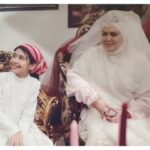 Bahare Rahnama Instagram - جان جهانم بعد چند روز امروز بی هیچ حرفی این عکس رو برام فرستاده، و من با چشمان پر از اشک فکر میکنم که چه زیباست که زبان عشق نیازی به کلمات نداره! نیازی به گفتن« دلتنگتم» و «کجایی» نداره ، گاهی یک اشاره مثل فرستادن یک عکس از یک برهه زمانی خاص بین دو نفر دریایی از مفهوم رو بین عاشق و مغشوق ایجاد میکنه... زبان عشق برای من ،یعنی این غزل حافظ جان و دل. که انگار کلمه به کلمه اش برای رابطه عاشقانه ما نوشته شده!با صدای خودم که دخترکم عاشقشه و با تمام قلبم تقدیم به جهان جهانم و شما مادران عاشق کشورم و جان جهان هایتان!... هواخواه توام جانا و می‌دانم که می‌دانی که هم نادیده می‌بینی و هم ننوشته می‌خوانی ملامتگو چه دریابد میان عاشق و معشوق نبیند چشم نابینا خصوص اسرار پنهانی بیفشان زلف و صوفی را به پابازی و رقص آور که از هر رقعه دلقش هزاران بت بیفشانی گشاد کار مشتاقان در آن ابروی دلبند است خدا را یک نفس بنشین گره بگشا ز پیشانی ملک در سجده آدم زمین بوس تو نیت کرد که در حسن تو لطفی دید بیش از حد انسانی چراغ افروز چشم ما نسیم زلف جانان است مباد این جمع را یا رب غم از باد پریشانی دریغا عیش شبگیری که در خواب سحر بگذشت ندانی قدر وقت ای دل مگر وقتی که درمانی ملول از همرهان بودن طریق کاردانی نیست بکش دشواری منزل به یاد عهد آسانی خیال چنبر زلفش فریبت می‌دهد حافظ نگر تا حلقه اقبال ناممکن نجنبانی پی نوشت یک:ملامتگو چه دریابد میان عاشق و معشوق! نبیند چشم نابینا خصوص اسرار پنهانی... پی نوشت دو: ملول از همرهان بودن طریق کاردانی نیست بکش دشواری منزل ،به یاد عهد آسانی... #مادرانگی#دخترانگی#جانجهانم#بهاره_رهنما#زن_باران#پریا_قاسمخانی #Ceeport شهرک غرب