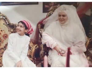 Bahare Rahnama Instagram - جان جهانم بعد چند روز امروز  بی هیچ حرفی این عکس رو برام فرستاده، و من با چشمان پر از اشک فکر میکنم که چه زیباست که زبان عشق نیازی به کلمات نداره!
نیازی به گفتن« دلتنگتم» و «کجایی» نداره ، گاهی یک اشاره مثل فرستادن یک عکس از یک برهه زمانی خاص بین دو نفر دریایی از مفهوم رو بین عاشق و مغشوق ایجاد میکنه...
 زبان عشق برای من ،یعنی این غزل حافظ جان و دل. که انگار کلمه به کلمه اش برای رابطه عاشقانه  ما نوشته شده!با صدای خودم که دخترکم عاشقشه و با تمام قلبم تقدیم به جهان جهانم  و شما مادران عاشق کشورم و جان جهان هایتان!...

 
هواخواه توام جانا و می‌دانم که می‌دانی
که هم نادیده می‌بینی و هم ننوشته می‌خوانی
ملامتگو چه دریابد میان عاشق و معشوق
نبیند چشم نابینا خصوص اسرار پنهانی
بیفشان زلف و صوفی را به پابازی و رقص آور
که از هر رقعه دلقش هزاران بت بیفشانی
گشاد کار مشتاقان در آن ابروی دلبند است
خدا را یک نفس بنشین گره بگشا ز پیشانی
ملک در سجده آدم زمین بوس تو نیت کرد
که در حسن تو لطفی دید بیش از حد انسانی
چراغ افروز چشم ما نسیم زلف جانان است
مباد این جمع را یا رب غم از باد پریشانی
دریغا عیش شبگیری که در خواب سحر بگذشت
ندانی قدر وقت ای دل مگر وقتی که درمانی
ملول از همرهان بودن طریق کاردانی نیست
بکش دشواری منزل به یاد عهد آسانی
خیال چنبر زلفش فریبت می‌دهد حافظ
نگر تا حلقه اقبال ناممکن نجنبانی

پی نوشت یک:ملامتگو چه دریابد میان عاشق و معشوق!
نبیند چشم نابینا خصوص اسرار پنهانی...
پی نوشت دو: ملول از همرهان بودن طریق کاردانی نیست 
بکش دشواری منزل ،به یاد عهد آسانی...

#مادرانگی#دخترانگی#جانجهانم#بهاره_رهنما#زن_باران#پریا_قاسمخانی
#Ceeport