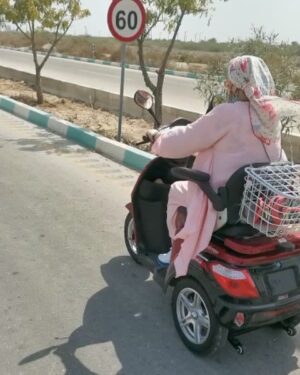 Bahare Rahnama Instagram - بخاطر صدای باد باید حرفامو مجدد تو کپشن بنویسم:) 
گفتم همیشه دوست داشتم موتور داشته باشم و موتور سواری کنم بالاخره امسال این رویا رو عملی کردم! البته اینکه آدم یک حامی و مشوق قوی داشته باشه برا عملی کردن رویاهاش خیلی کمکه! و همسر جانمان در این مورد خداییش درجه یکه!
خلاصه اینکه پیشنهاد میدم اون کارایی که همیشه تو ذهنتون بوده رو تا جایی که میشه و عملیه انجام بدین و لذتش رو ببرین بعضی از رویاها رو باید زندگی کرد !
#جزیره#رویا#موتور_سواری#کیش#مشوق#همراه#همسر_جان#بهاره_رهنما#امیر_خسرو_عباسی#انگیزه#اراده#رندگی#موفقیت#زن_باران#لایف_استایل