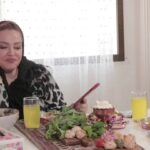 Bahare Rahnama Instagram - با ساعات پایانی سال ۱۳۹۹ برنامه من “ آفرود مزه ها “ هم امشب آخرین برنامه خود را به مادران ایرانی تقدیم می‌کند خوشحالم که به تنهایی با کانال یوتیوب و اپارات شخصی خودم برنامه ای رو تقدیم مادران ایرانی کردم که به قلب ها یشان نشست و اینهمه بیننده داشت،قصدم از ساخت با هزینه شخصی و پخش بدون هزینه آن هم این بود که به سهم خودم از راه دور دست بخش مهمی از مادران کشورم را که سال ها به شغل پر زحمت اما بی منت خانه داری مشغول بودند را ببوسم! سال نو مبارک ،تنتان سالم و دلتان خوش،مادرتان را دارید دستش را ببوسید و اگر آسمانی شده به روانش درود بفرستید... #آفرود_مزه_ها#ایران#مستند#بهاره_رهنما#زن_باران#آشپزی#مادران#تقدیم#افتخار#ایرانی#موفقیت#برنامه_سازی#شخصی#یوتیوب#آپارات#زنان_مستقل_شاد #زنان_یرای_زنان Iran