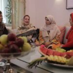 Bahare Rahnama Instagram - آفرود مزه های این هفته میهمان یزدی های دوست داشتنی و میهمان نواز خواهیم بود. برنامه این هفته را از دست ندهید. @etisom_chef قسمت هشتم پنج شنبه از آپارات و یوتیوب بهاره رهنما پخش خواهد شد. #بهاره_رهنما #آشپزی #بانوان