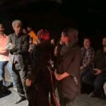 Bahare Rahnama Instagram – شروع نمایش “یاقوت” بطور کاملا اتفاقی با تولد پدر عزیزم همراه بود و گروه نازنین کارگردانی منو سورپرایز کردن و امسال بجای پدرم روی صحنه کیک تولدش رو فوت کردم ….
پی نوشت:فقط  خنده های قشنگ آقای آقاخانی عزیز وقتی میگم پدرم منو قلدر بار آورده 🤩
پی نوشت دو: ممنونم و قدر دانم که به گفته اکثر اهل فن یکی از،بهترین بازی های سالهای اخیر ایشون در این نمایش دیده میشه…